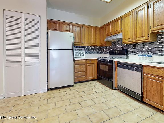 2nd image of 10 Bay Street Lndg APT 3L