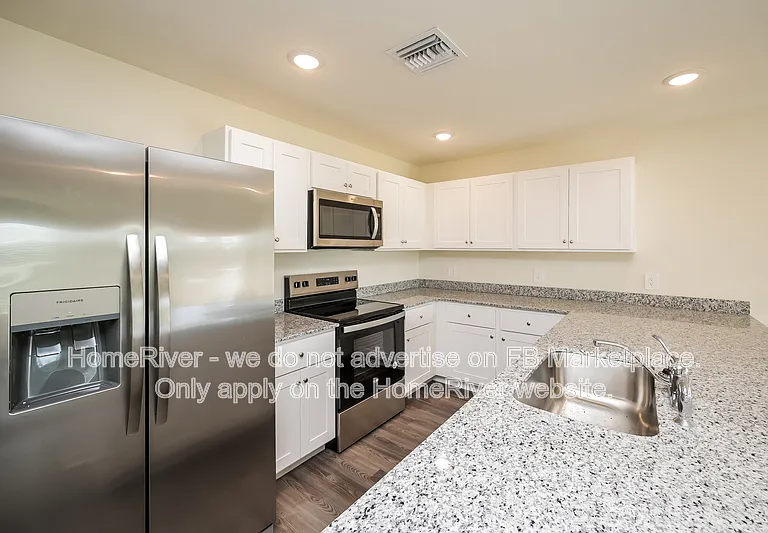 4748 NW 39th Pl — Photo 5