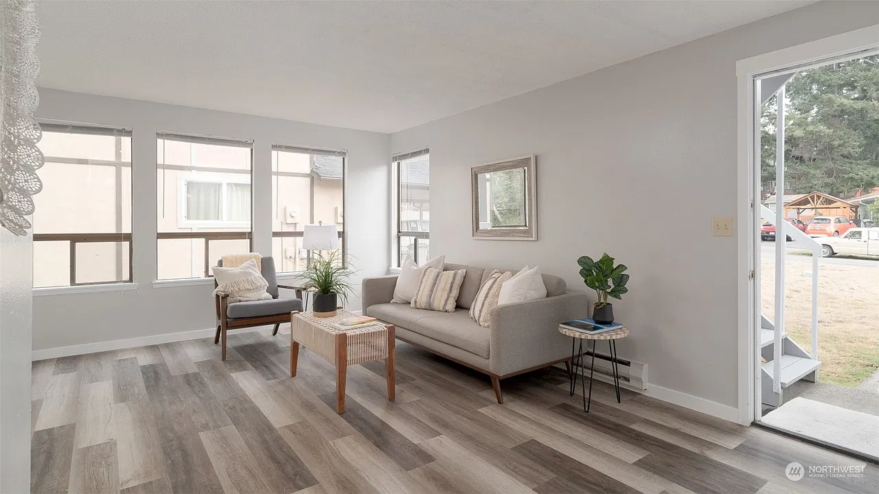 2 bed, 906 sqft, $1,950 — Photo 2