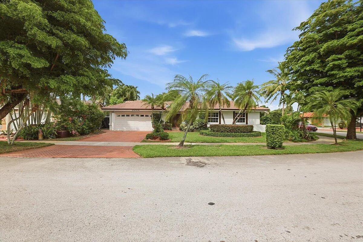 3 bed, 2.0 bath, 2221 sqft, $3,950 — Photo 1