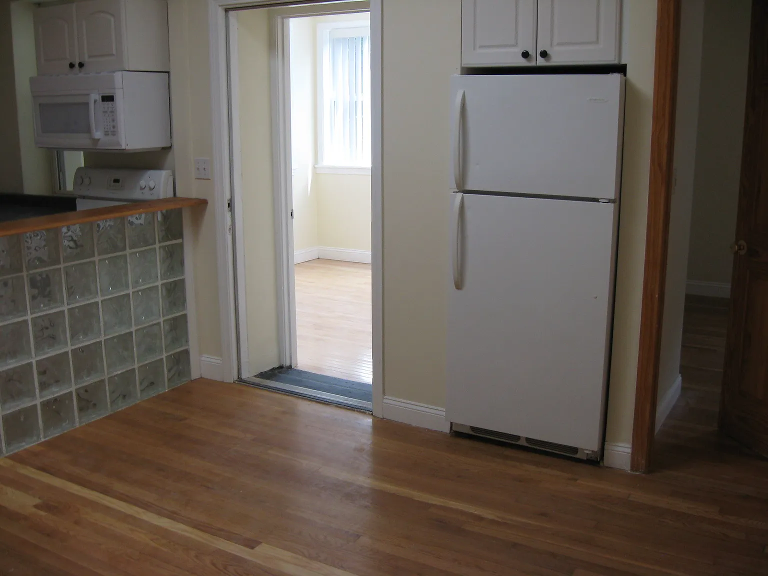3 bed, 950 sqft, $4,300 — Photo 2