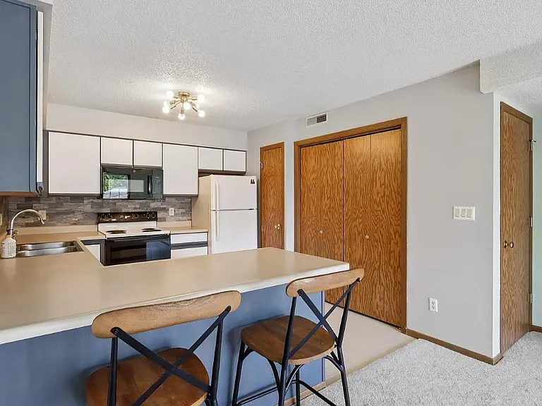 4010 Greenway Dr #20 — Photo 2