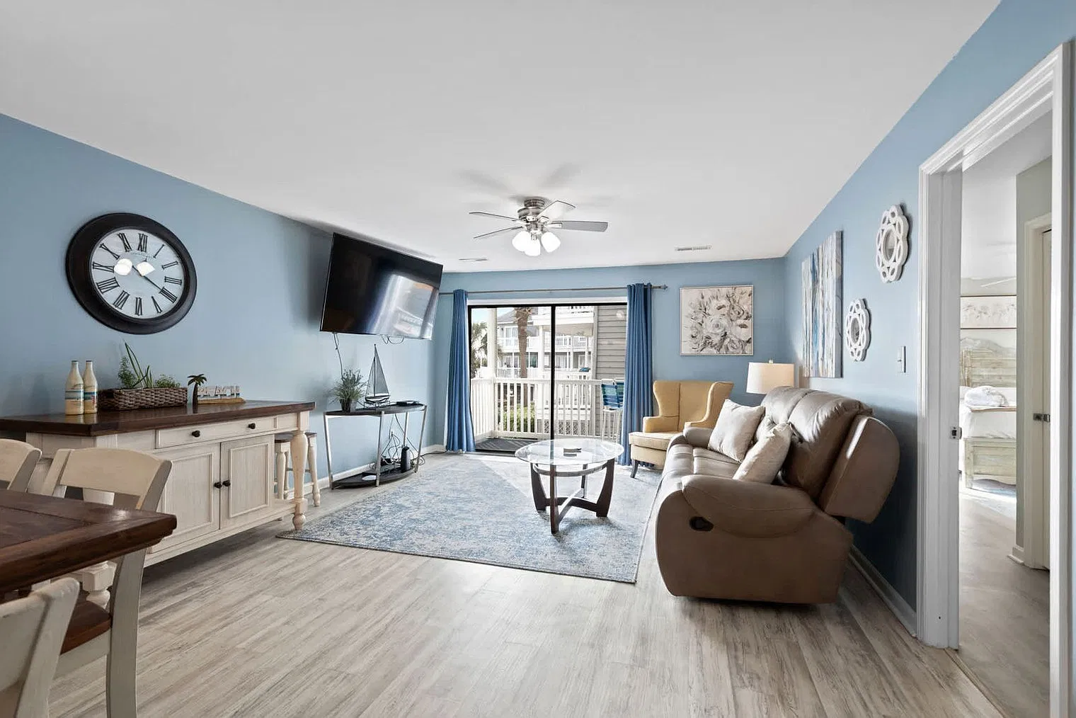3 bed, 2.0 bath, 1291 sqft, $4,712 — Photo 2