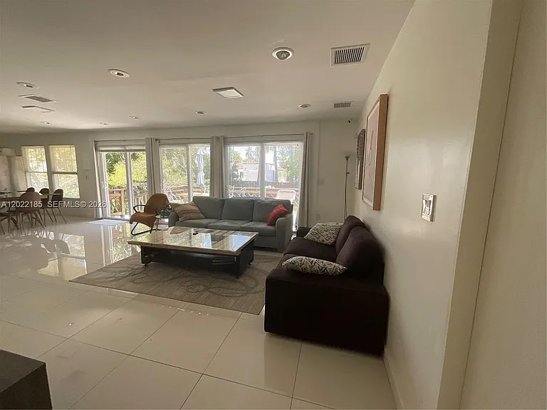 1206 Tyler St — Photo 7