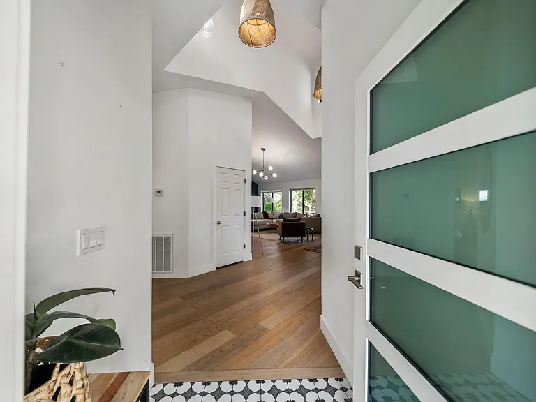 2820 Panorama Dr — Photo 4