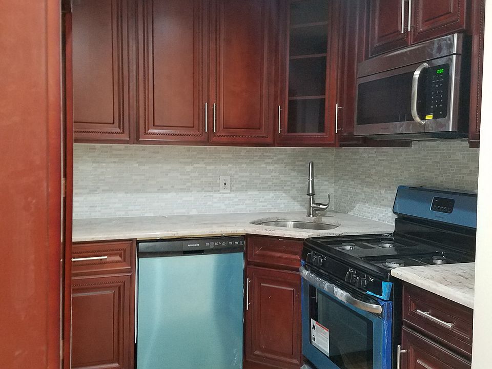 1st image of 222C-05 137 Ave