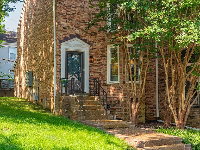138 Matthew Ln — Photo 1