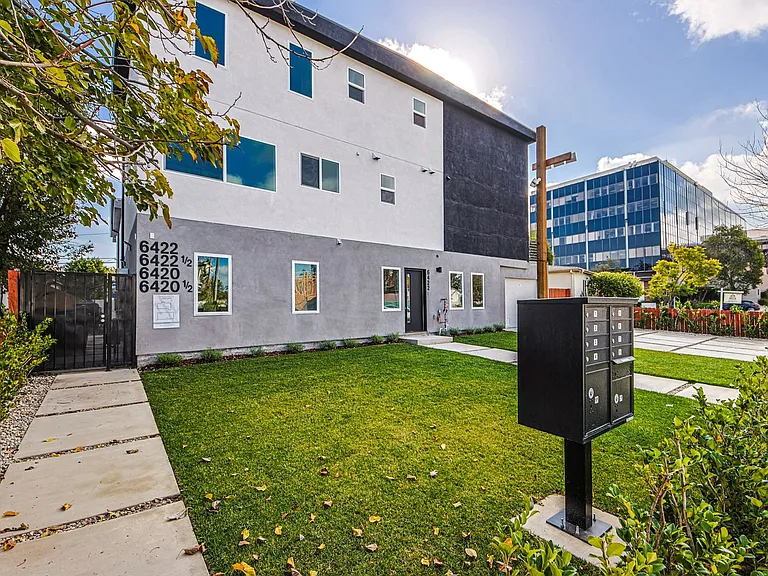 Luxury 3 & 4 Bed Townhomes a Short Walk to Topanga Village! — Photo 23