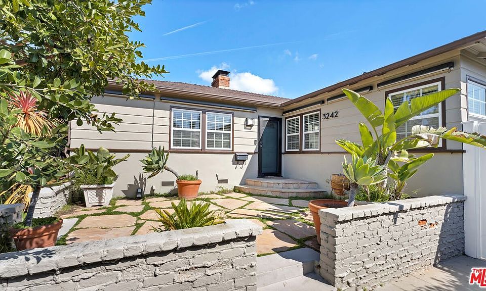 1st image of 3242 Castle Heights Avenue