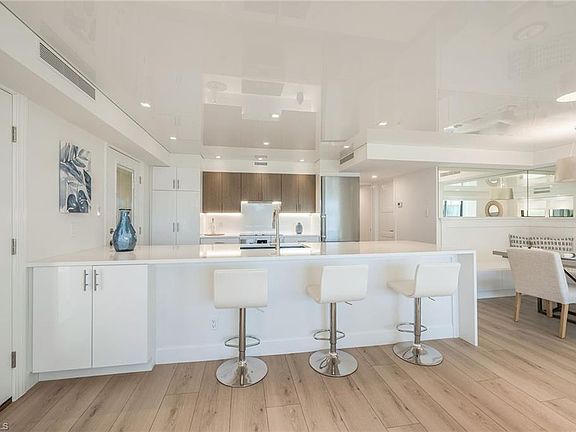 4th image of 222 Harbour DR #106