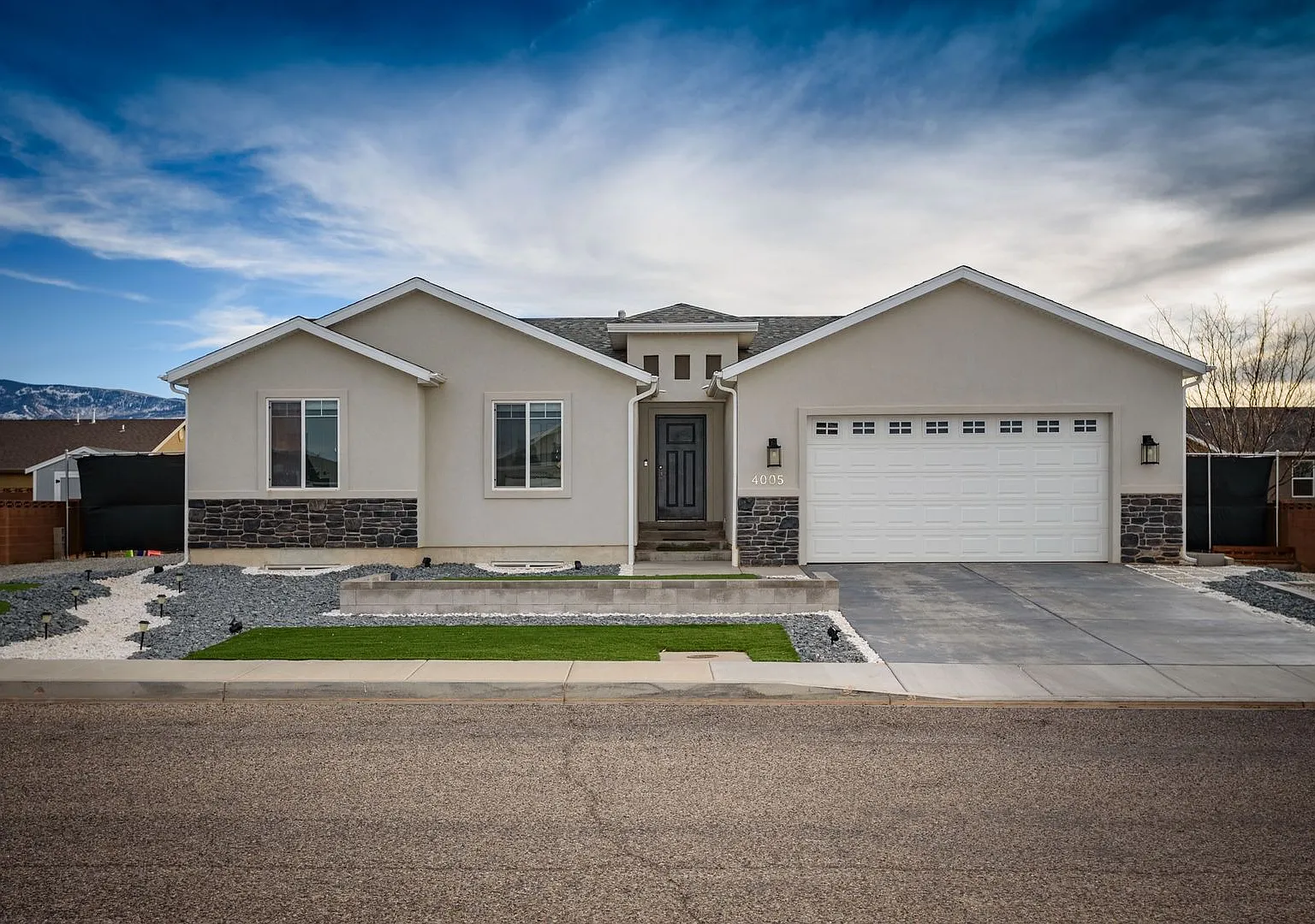 Beautiful Custom Home ! — Photo 1