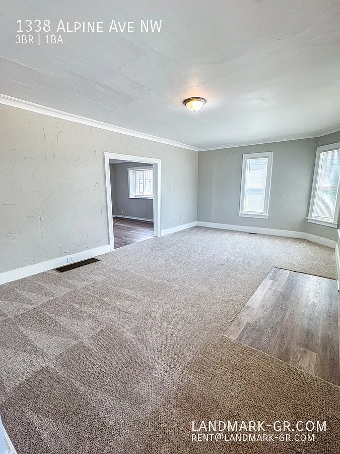 Upgraded 3 Bed / 1 Bath Single Family Home — Photo 4