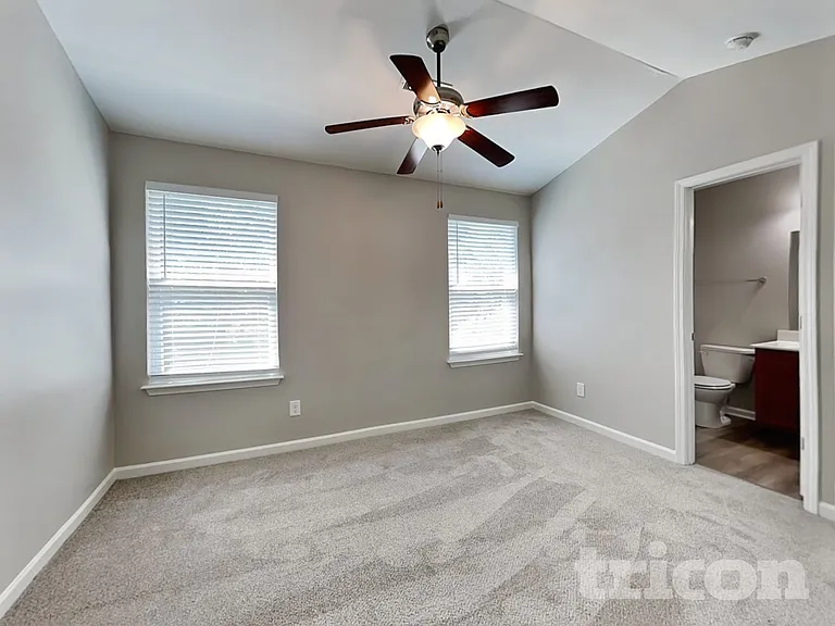 427 Randolph Dr — Photo 6
