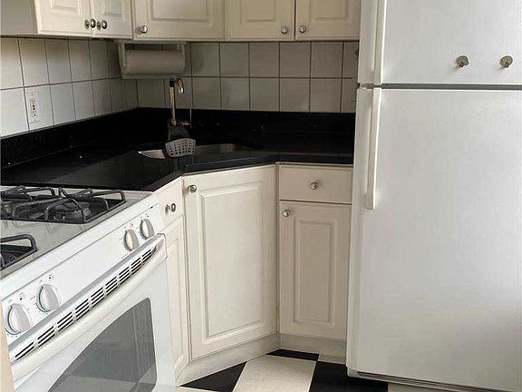 5th image of 194 N Henry St #2