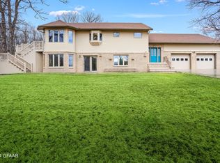 405 Edgewood Ct, Walhalla, ND 58282