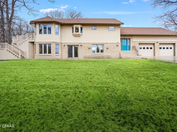 405 Edgewood Ct, Walhalla, ND 58282