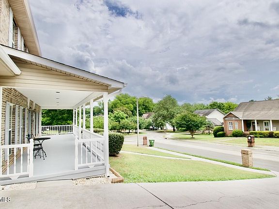 3rd image of 834 Somerset Dr