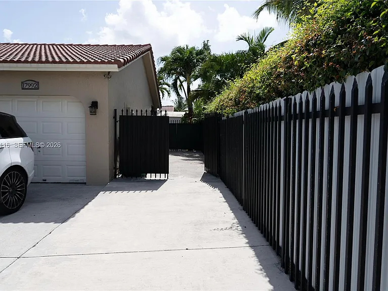 17992 SW 152nd Ct — Photo 34