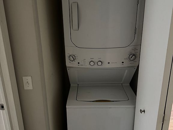4th image of 5045 N Northwest Hwy APT 303