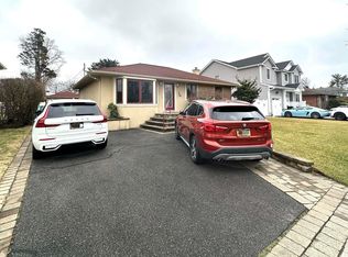 127 Ketchams Rd, Syosset, NY 11791