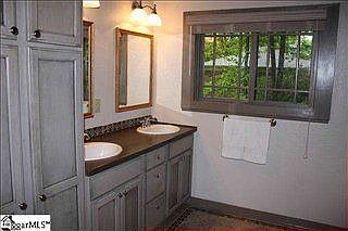 5th image of 301 Winsford Dr