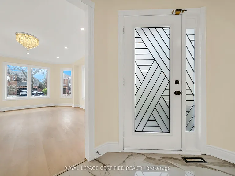 5016 Natkarni Cres #UPPER — Photo 5