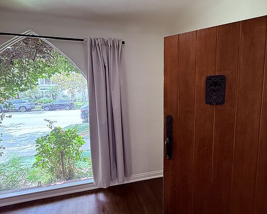 3rd image of 1032 S Crescent Heights Blvd