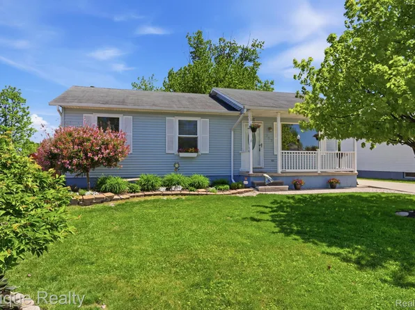 753 Applegate Dr, Marysville, MI 48040