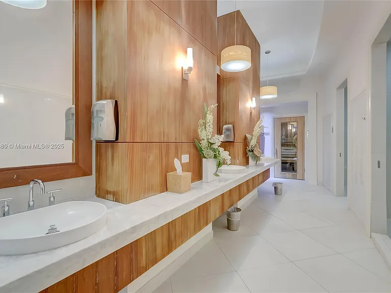 1 N Ocean Blvd #1011 — Photo 31