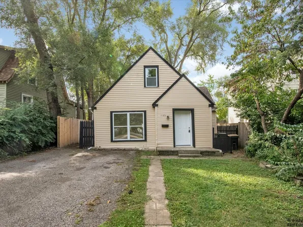 123 E Pineview Dr, Round Lake Park, IL 60073