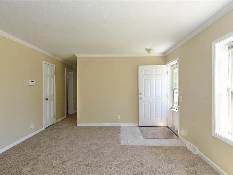 323 E Muir Ave — Photo 6