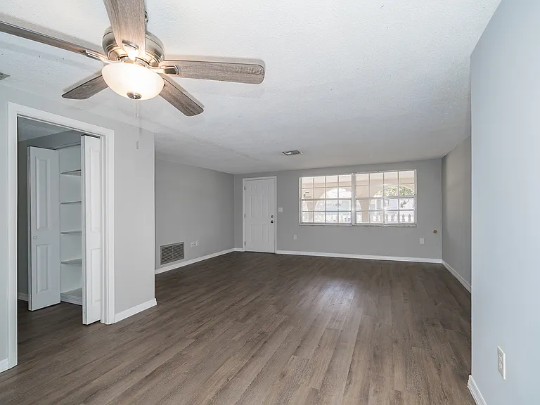 7911 Foxwood Dr — Photo 10