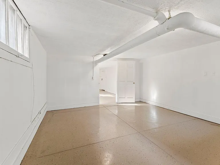 Essex Apartments — Photo 7