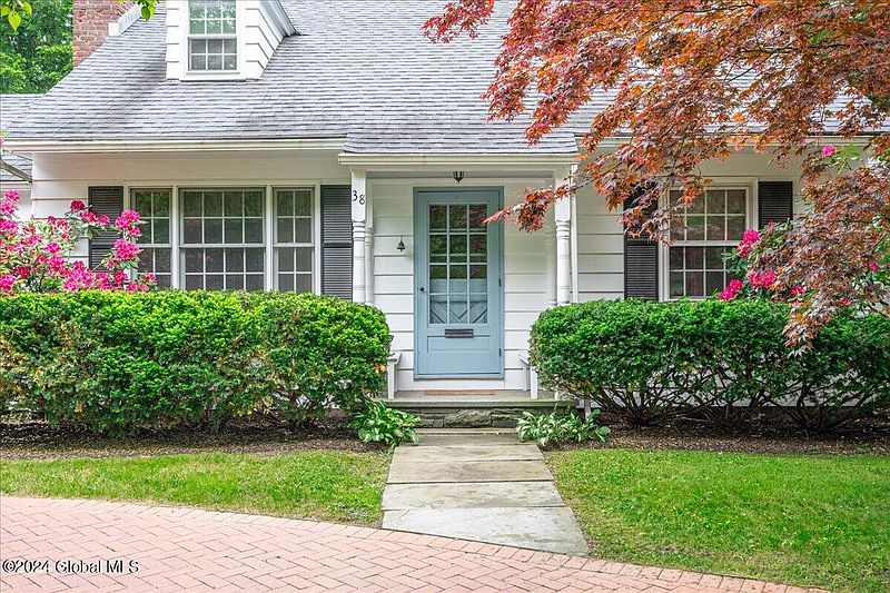 4th image of 38 Loudon Parkway