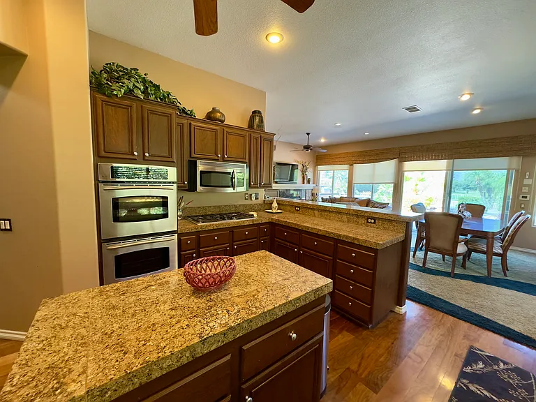 128 E Kavenish Dr — Photo 16