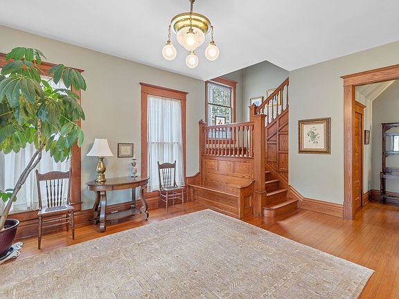 5th image of 1021 Kirby St