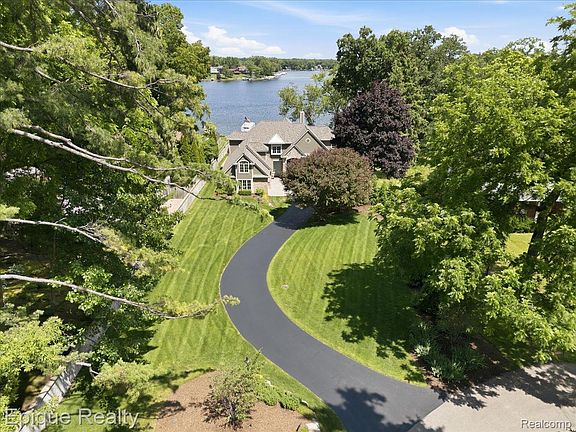 2nd image of 4312 Sashabaw Rd