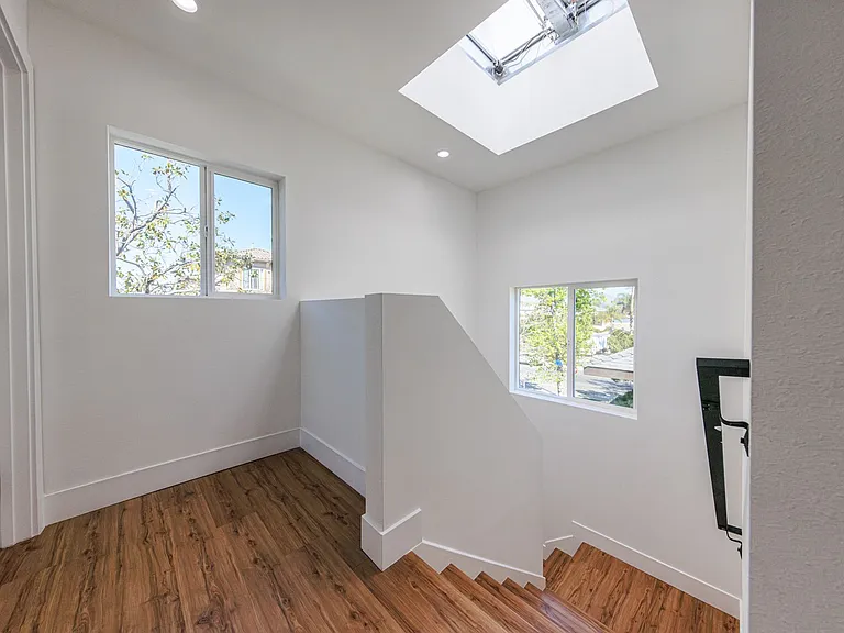 Luxury 3 & 4 Bed Townhomes | Walk to NoHo Arts District + Toluca Lake — Photo 46