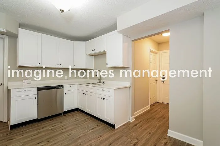 620 E Beecher St — Photo 3