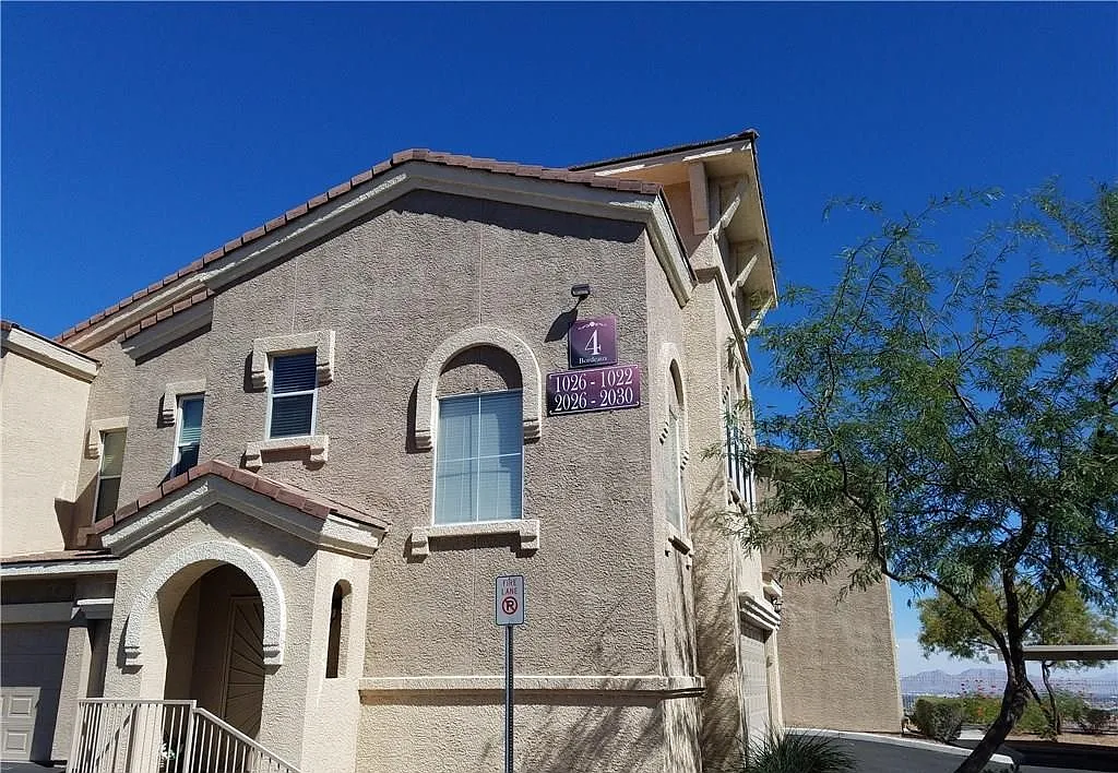 1 bed, 821 sqft, $1,300 — Photo 1