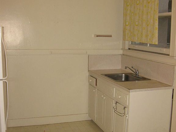 3rd image of 2340 Van Ness Ave #3