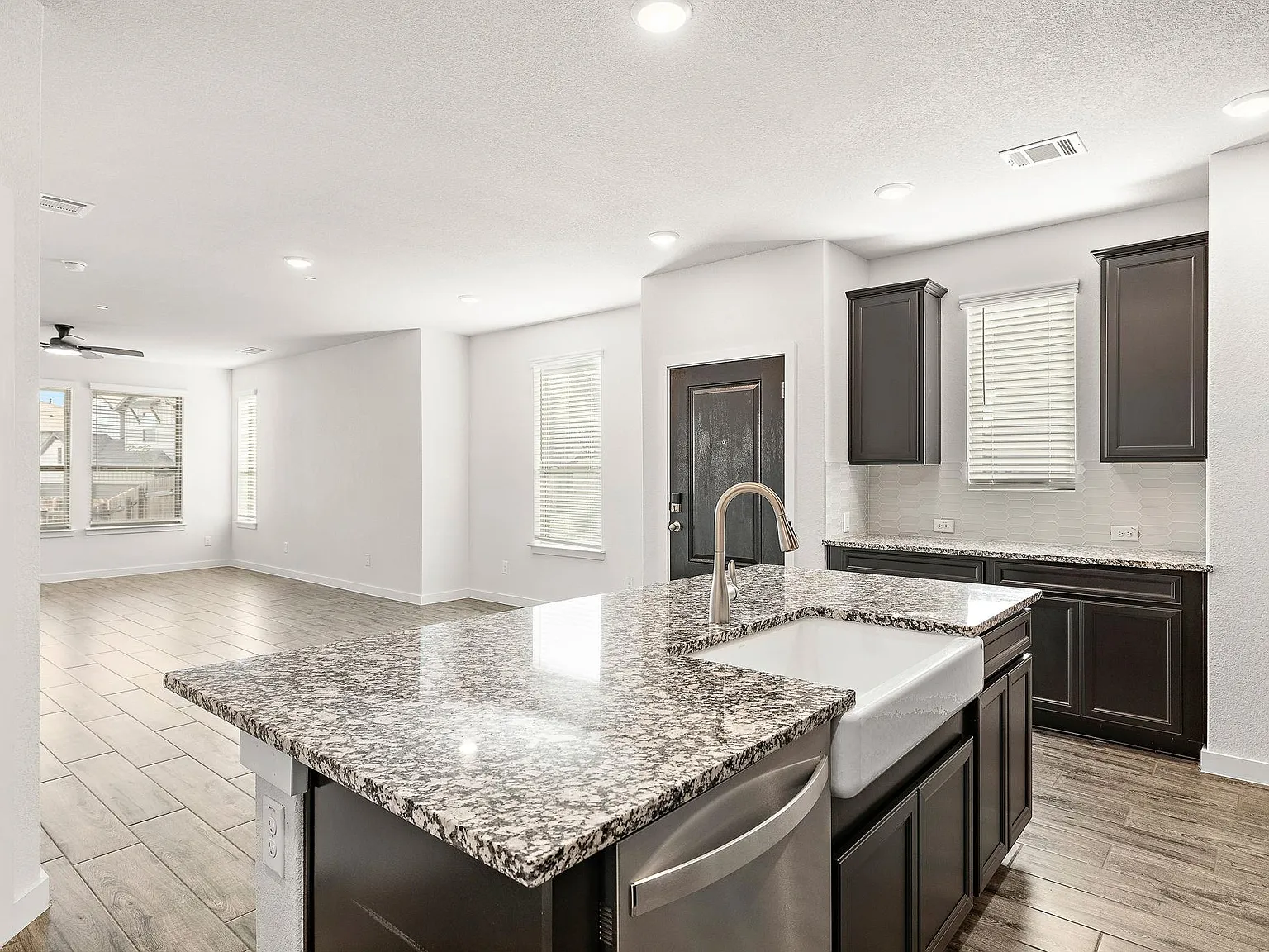 3 bed, 2.5 bath, 1813 sqft, $2,400 — Photo 2