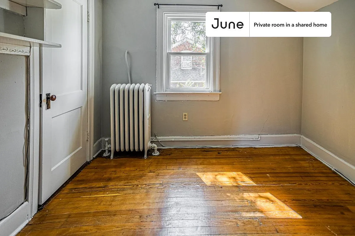 Full bedroom in 6 bed/3 bath home in Brookland #1098 F — Photo 2
