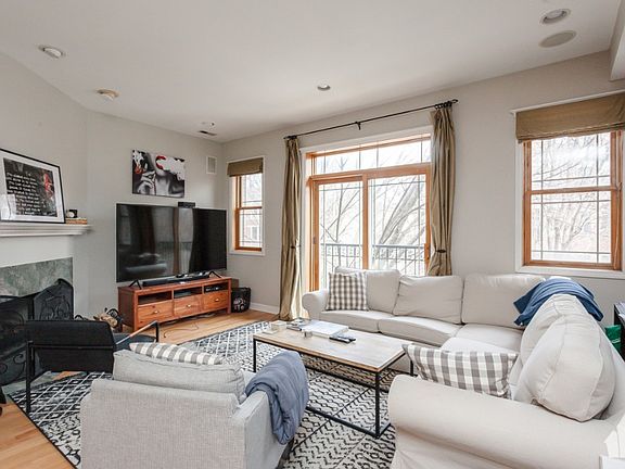 2nd image of 1512 N Hudson Ave #3B
