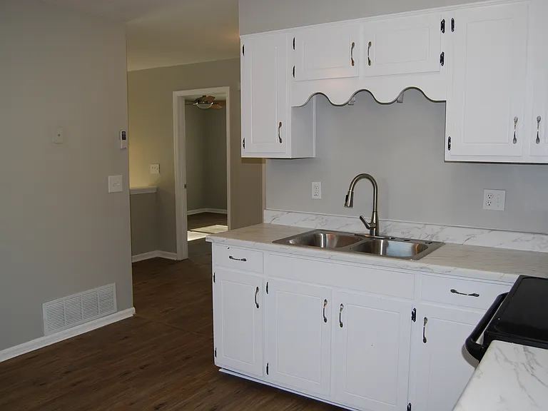 811 Cedarcrest Dr — Photo 6
