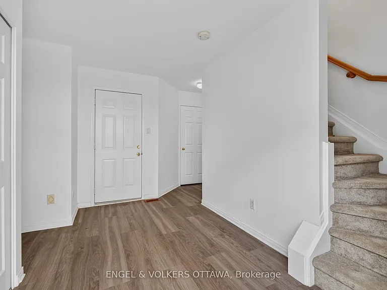 104 Manhattan Cres — Photo 17