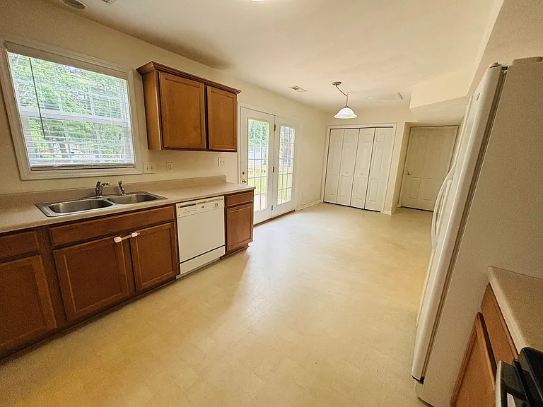 255 Windsor Dr — Photo 7