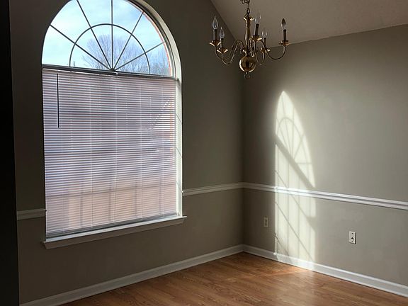 5th image of 858 Tropicana Dr E