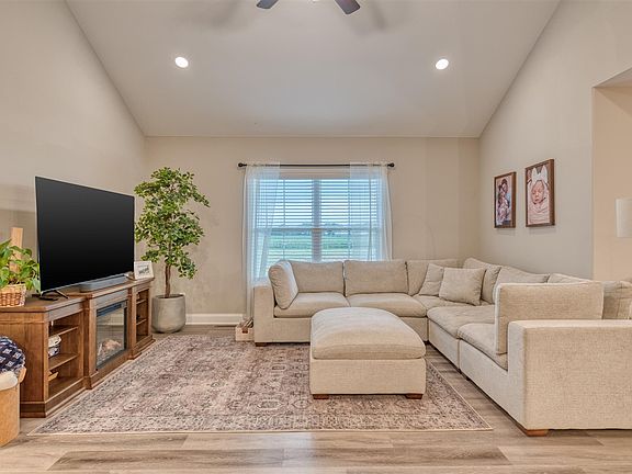 5th image of 801 Victoria Way