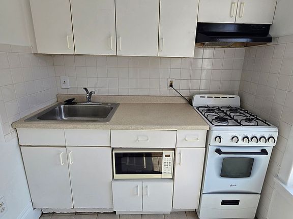 4th image of 637 N 16th St #11e3d910c